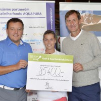 Výtěžek charitativního golfového turnaje. Na fotografii s šekem Lucie Hinnerová, Karel Nováček (vpravo), Pavel Staněk (vlevo)